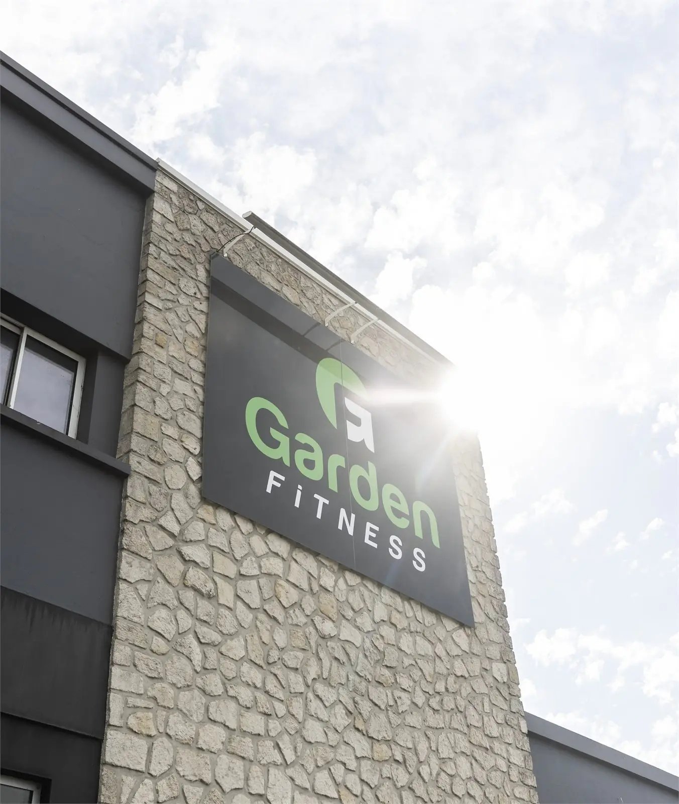 Enseigne Garden Fitness sur la façade du bâtiment, à Puilboreau