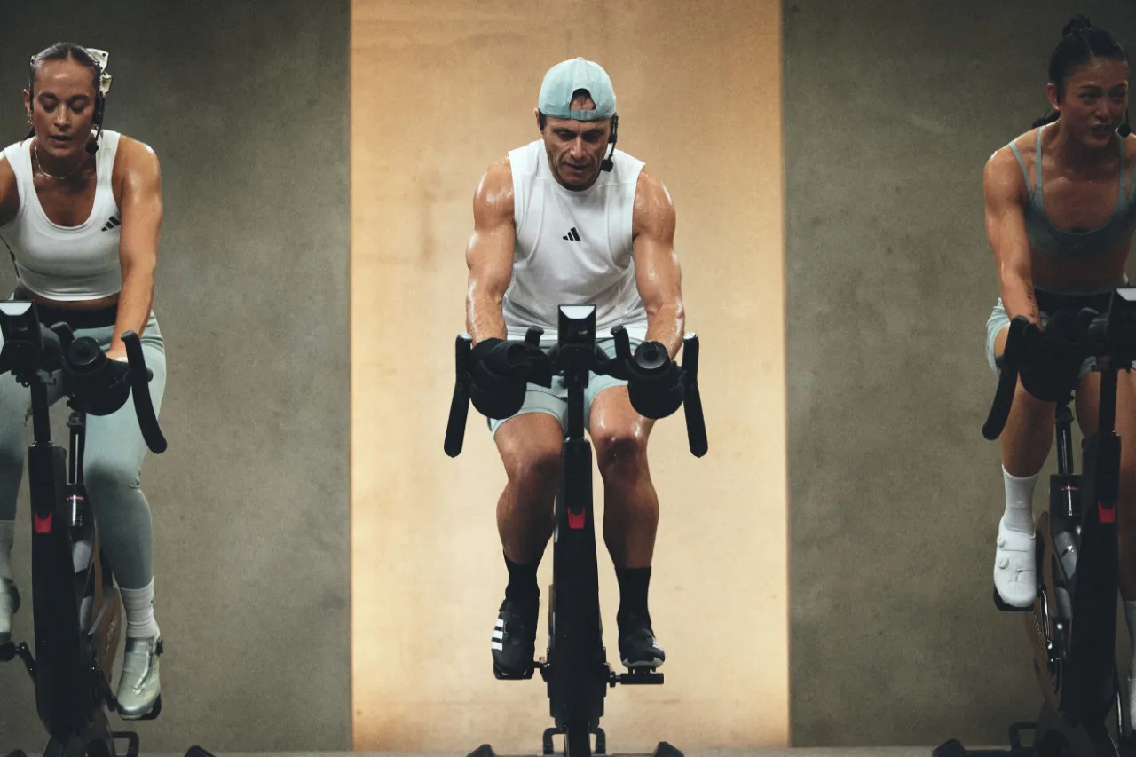Cours RPM LesMills : trois cyclistes de face en plein effort