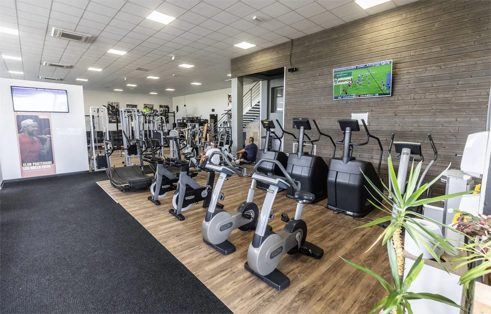 Espace cardio Garden Fitness : tapis de course, vélos et rameurs