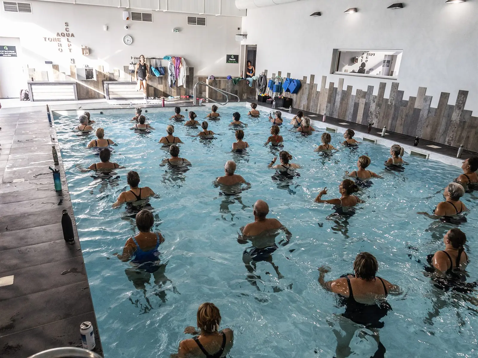 Piscine chauffée du Garden Fitness à Puilboreau pendant un cours d'aquagym