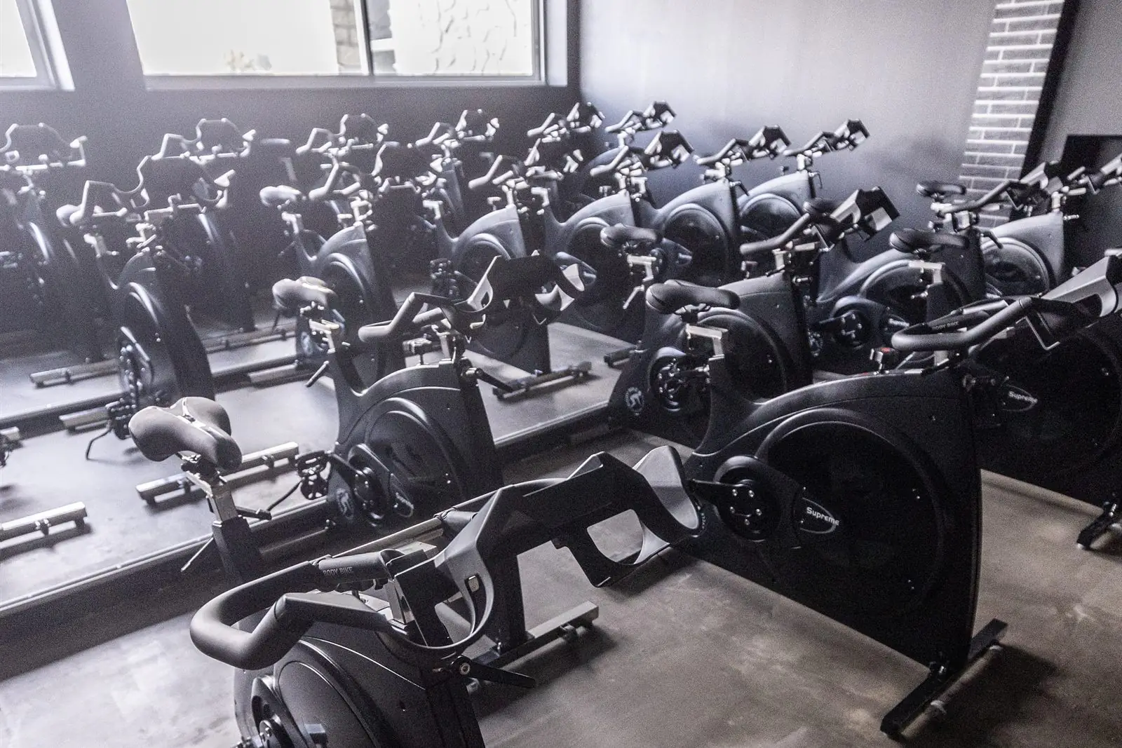Studio cycling Garden Fitness, rangées de vélos d'indoor cycling