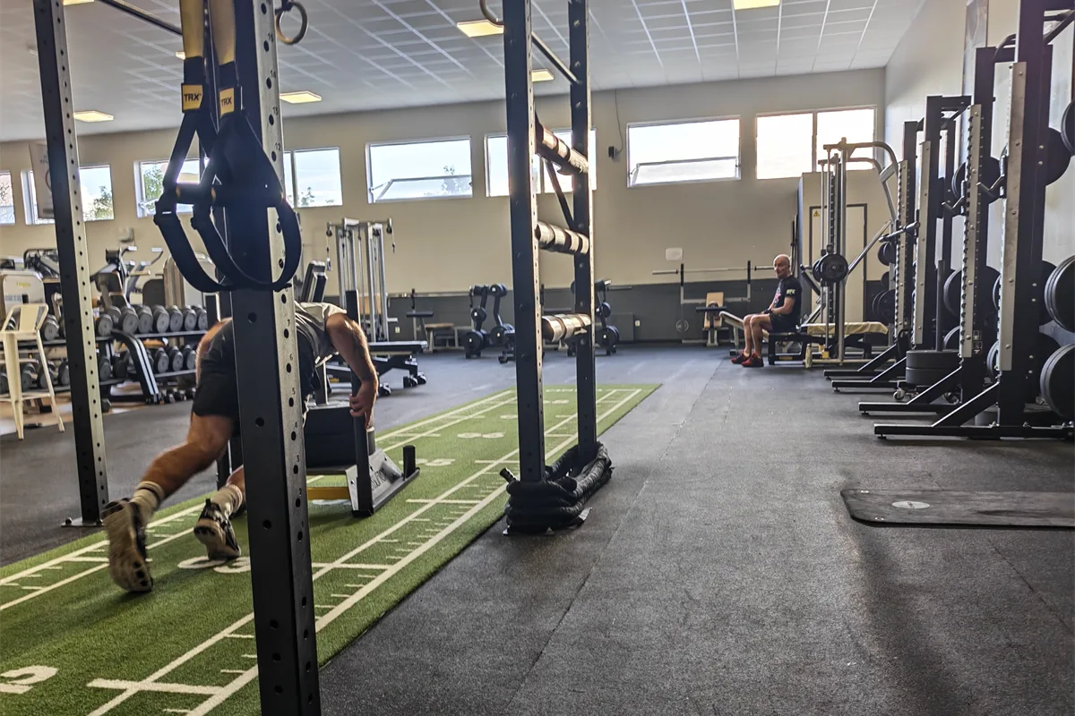 Espace XTraining / Hyrox Garden Fitness : poussée de sled sur la piste, cage, TRX et racks
