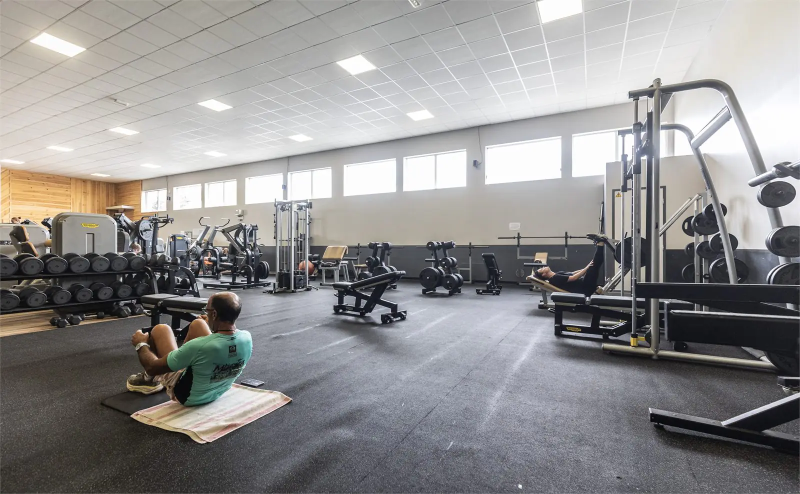 Espace XTraining Garden Fitness : zone fonctionnelle, kettlebells et poids libres